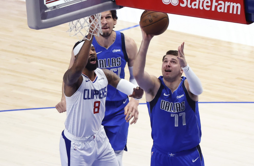  东契奇40+三双独撑大局，独行侠加时力克雄鹿